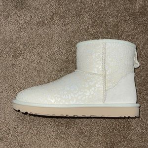 Ugg mini snow leopard